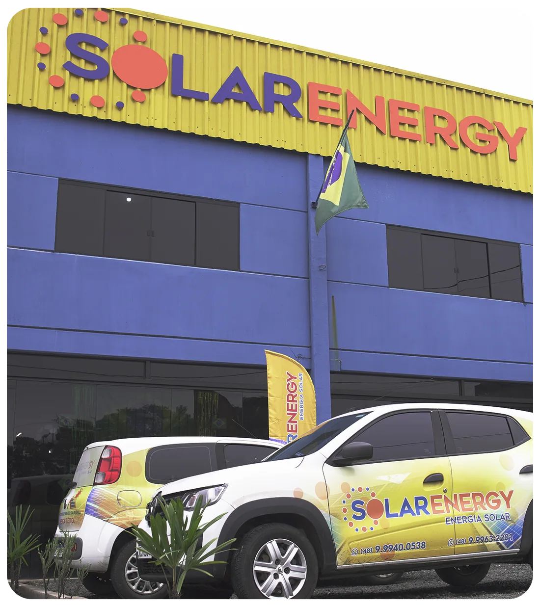 Fachada e equipe da SolarEnergy Engenharia em Santa Catarina